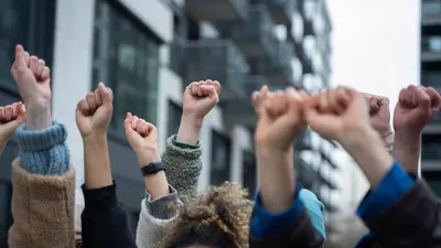 La relation intrinsèque entre la vulgarisation de la Pensée critique et la Politique